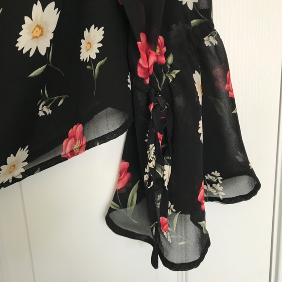 FOREVER 21 Cropped Floral Rose Blouse M Fit Black Red White Flare Out Cuffs - Picture 7 of 16